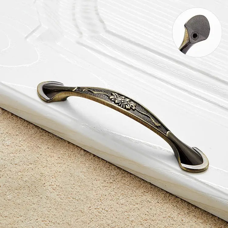 6026-96 European Style Zinc Alloy Cabinet Wardrobe Drawer Door Handle Hole Spacing: 96mm (Bronze) 6026-96 Bronze