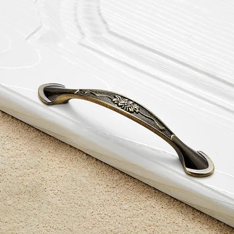 6026-96 European Style Zinc Alloy Cabinet Wardrobe Drawer Door Handle Hole Spacing: 96mm (Bronze) 6026-96 Bronze